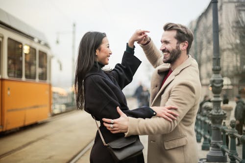 Una Coppia Felice Che Balla Sul Marciapiede