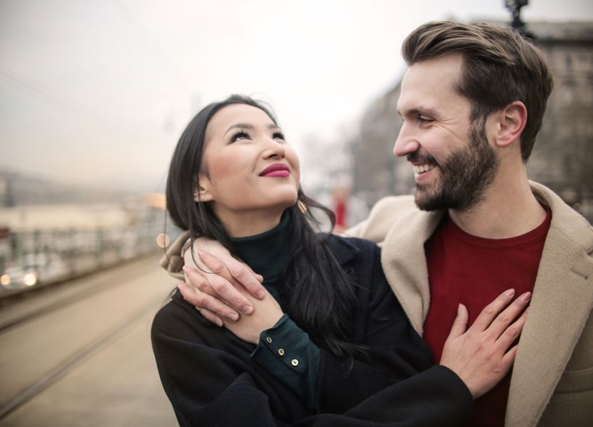 Online dating: starting a conversation on a niche platform