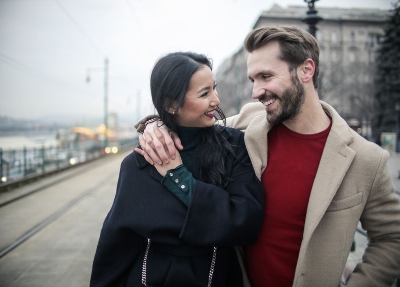 Online dating: starting a conversation on a niche platform