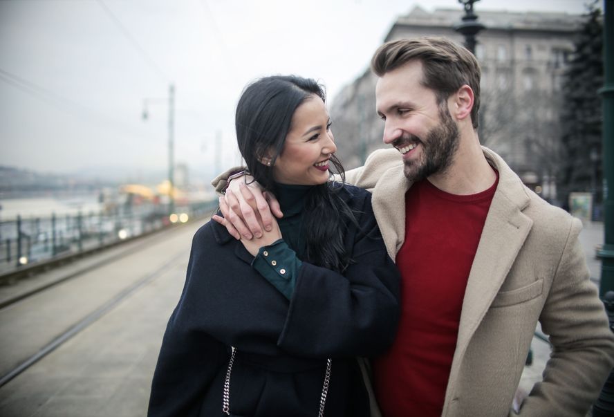Online dating: starting a conversation on a niche platform