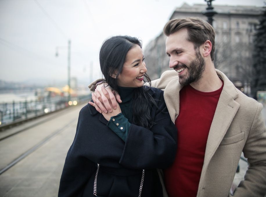Online dating: starting a conversation on a niche platform