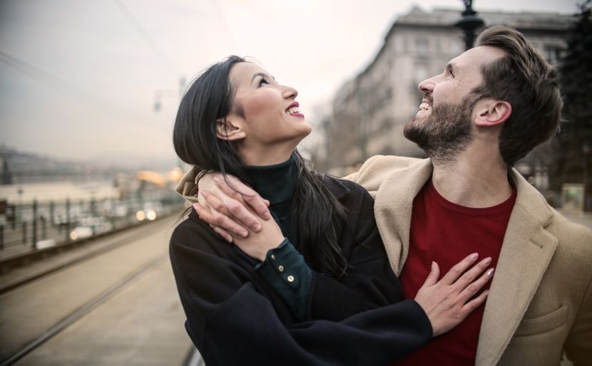 Online dating: starting a conversation on a niche platform