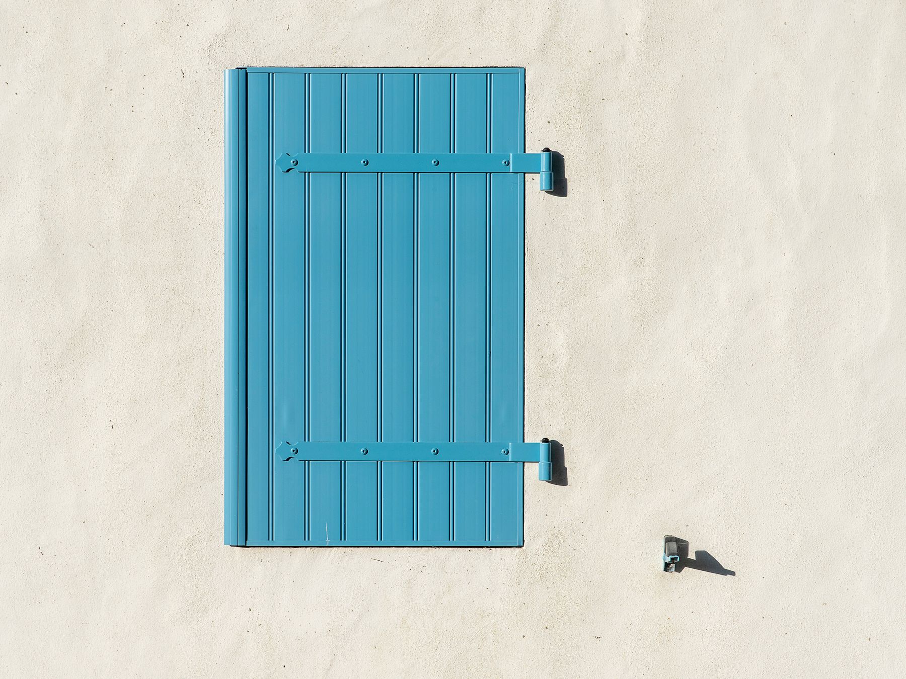 Plastering and Skimming in Bow — woodwork brushed to a crisp, smooth line