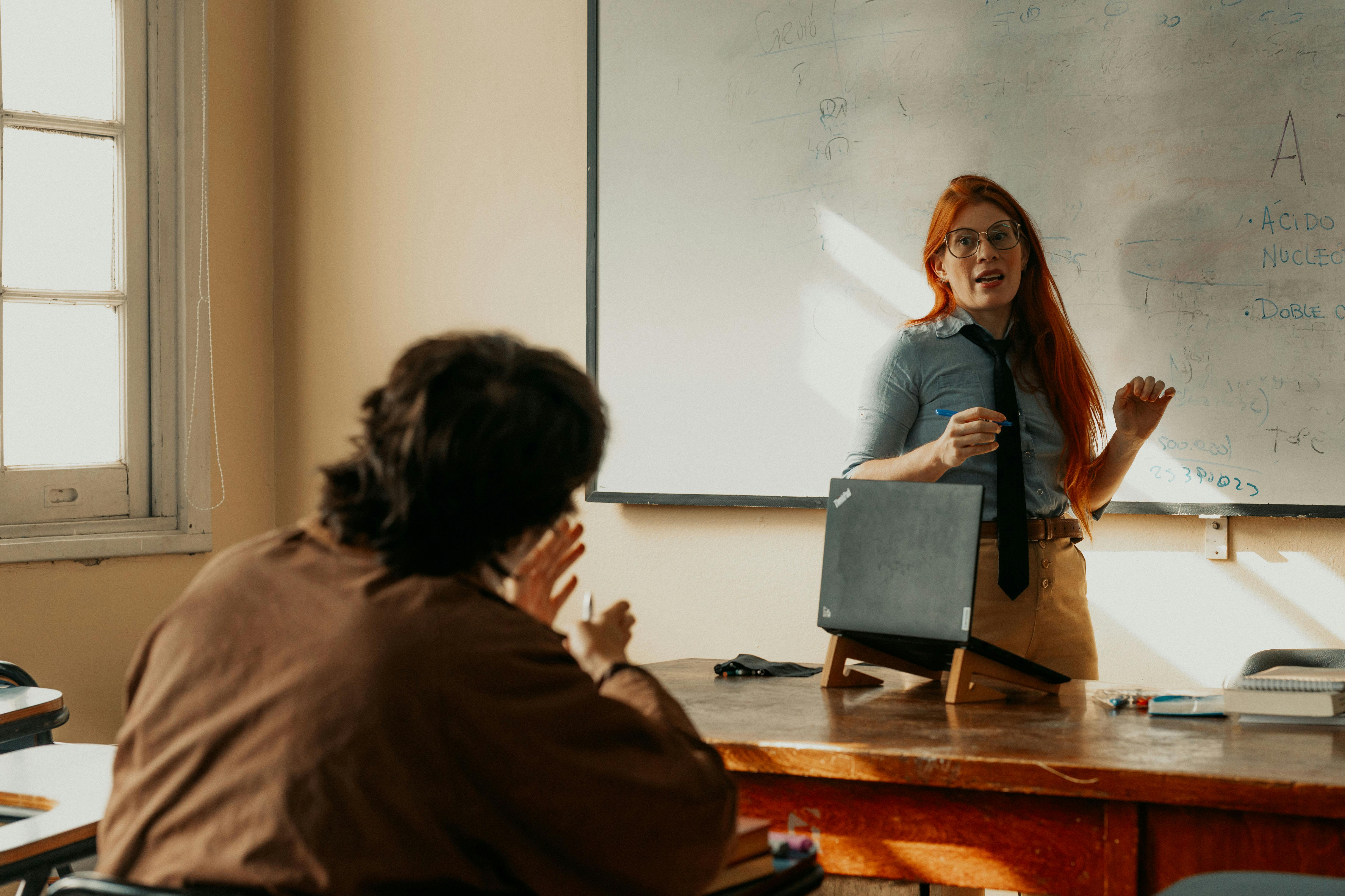Reajuste do piso dos professores: salário novo, direitos e meia-entrada já valem a pena? — ANEP