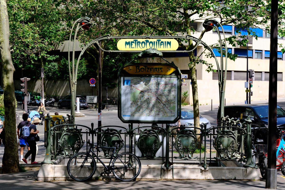 Gura de metrou Guimard de la statia Botzaris, Paris