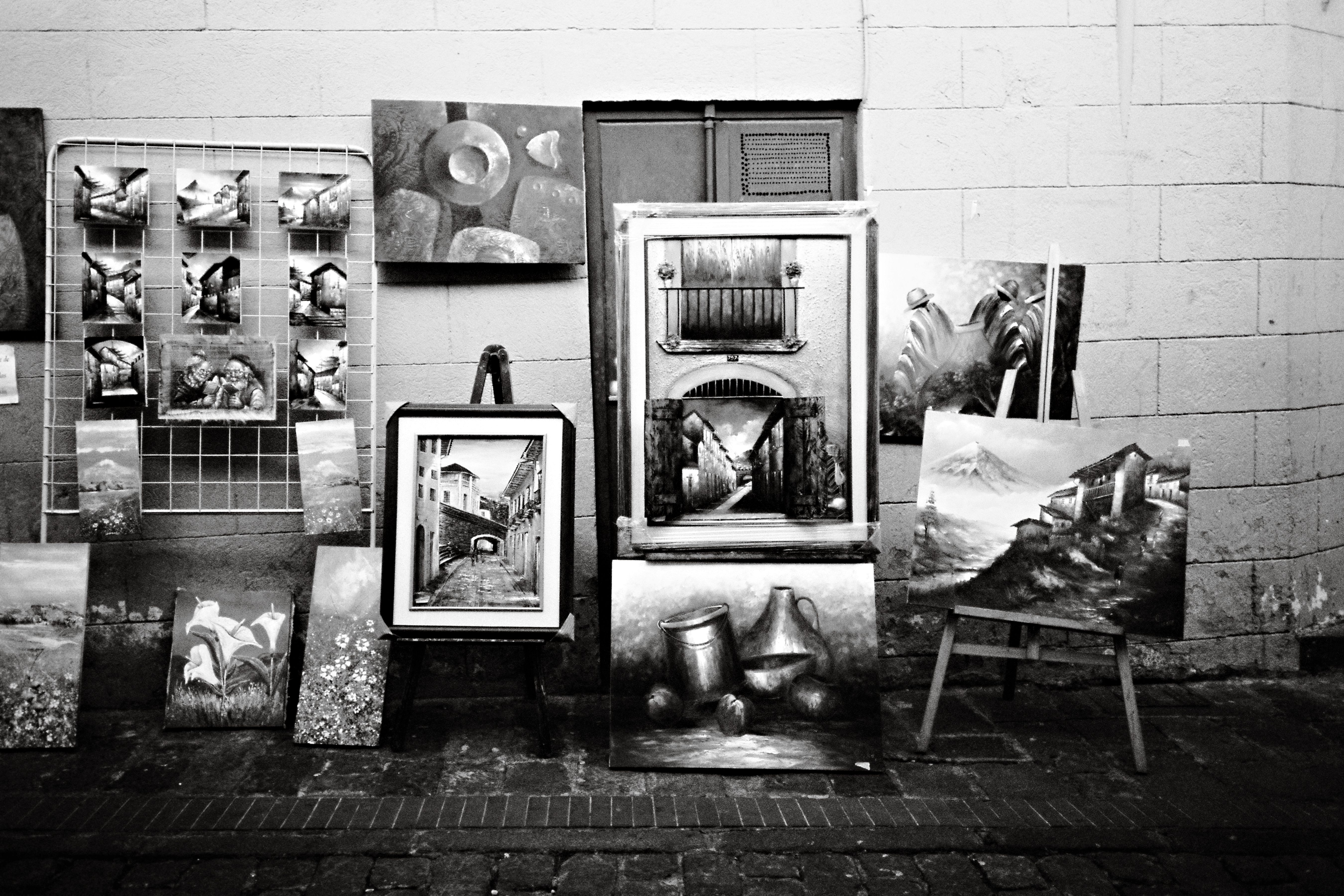 De franc Fotografia en blanc i negre que mostra art urbà i pintures a Quito, el districte històric de l'Equador. Foto d'estoc