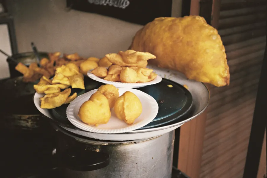 Empanadas de comida callejera ecuatoriana, Quito (foto de banco, placeholder temporal)