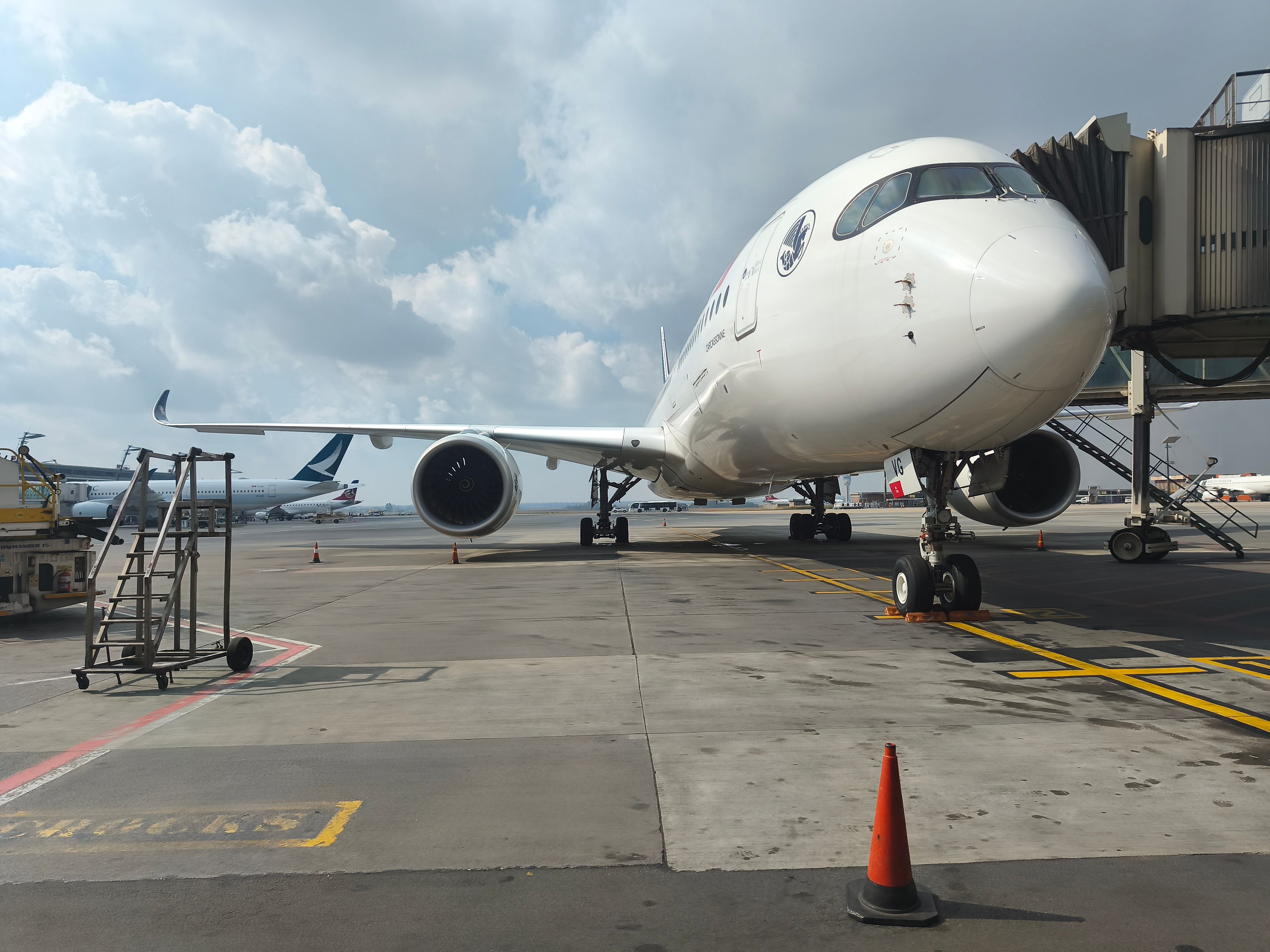 Gratuit Avion pregătindu-se de decolare din Johannesburg, surprinzând o scenă aglomerată de pe un aeroport cu cer albastru. Fotografie de stoc