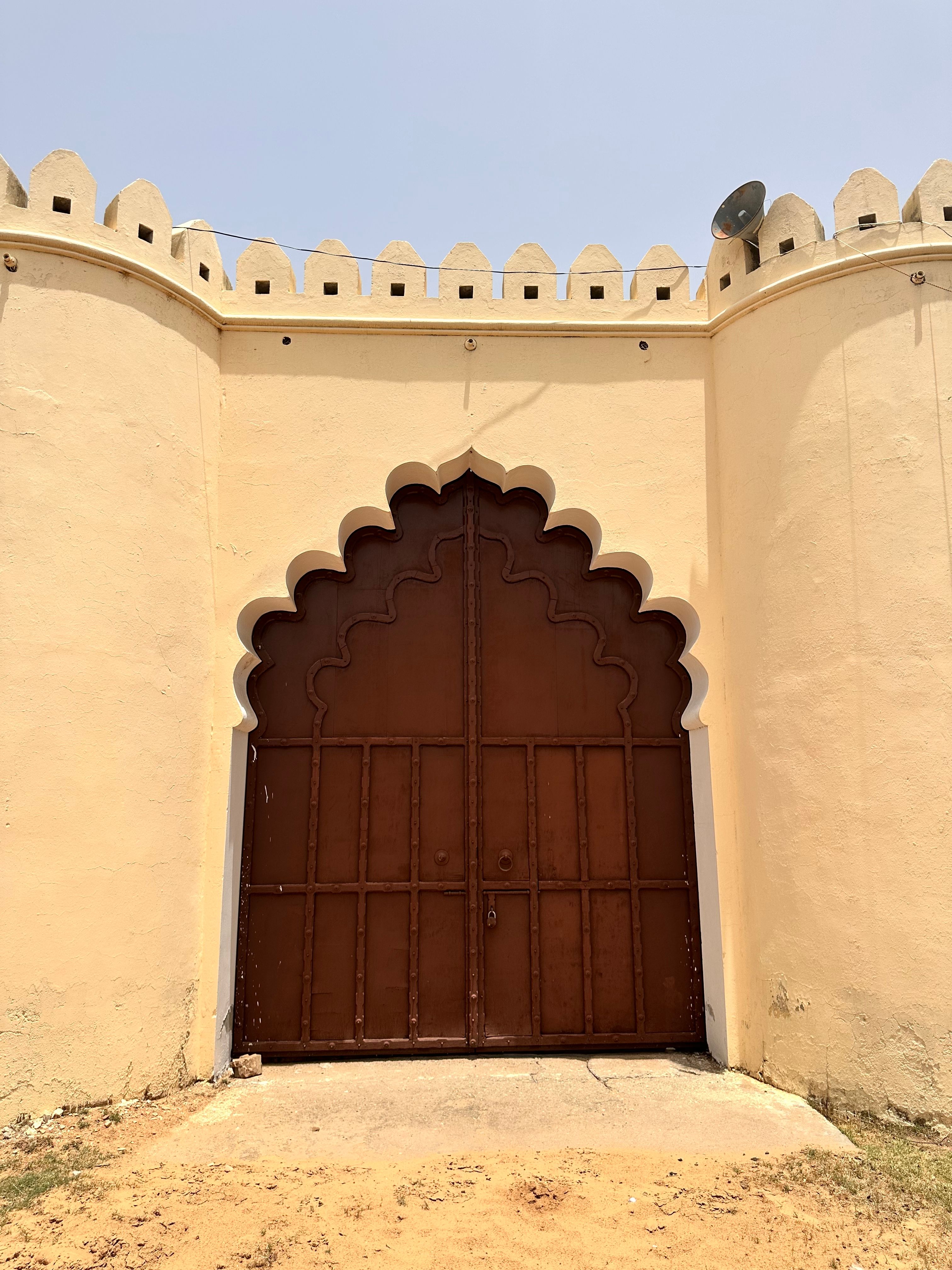 Traditional Indian Fort Gate with Arch Design · Free Stock Photo