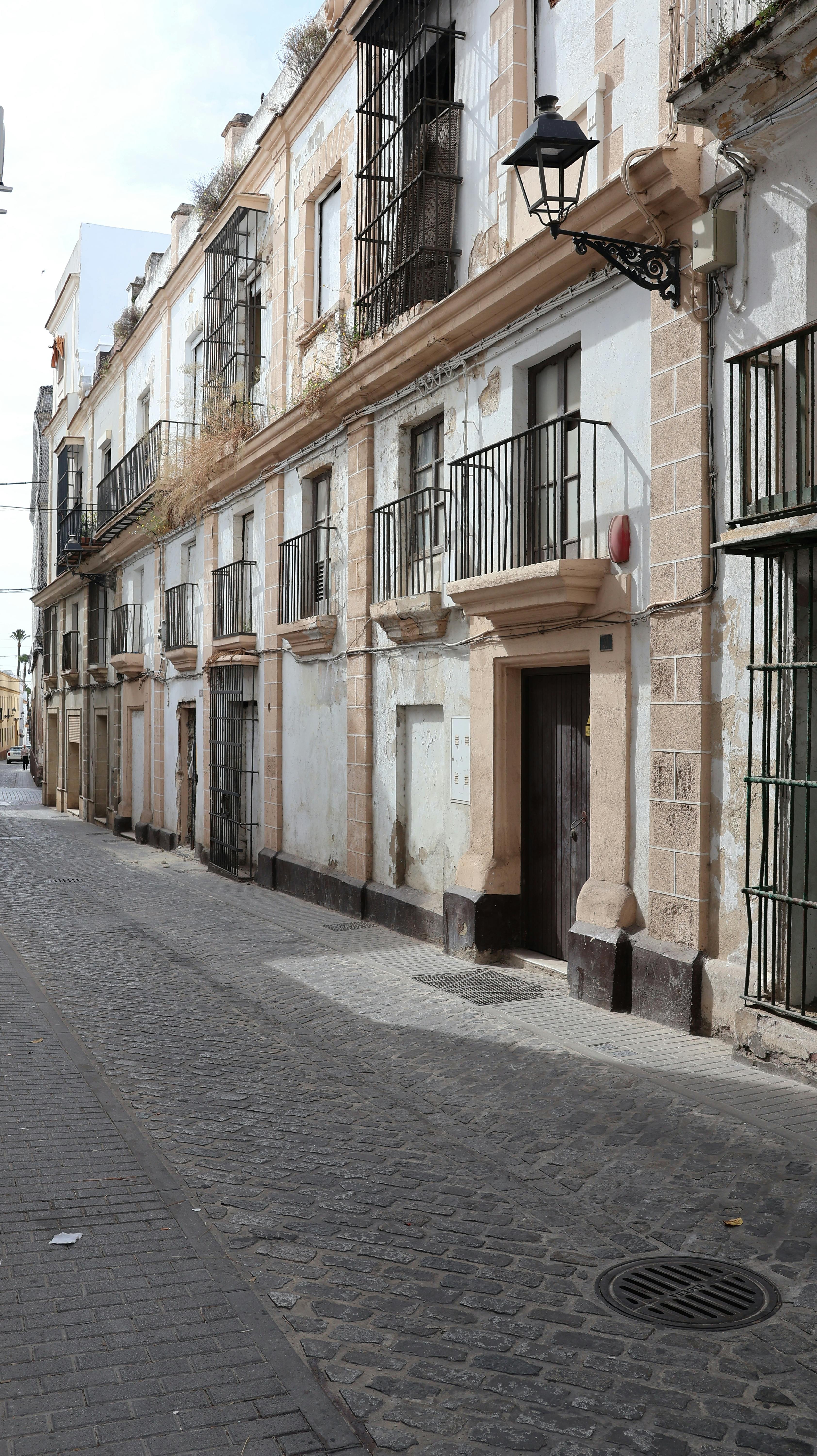 fachada principal de la antigua fábrica en la calle Chanca de El Puerto de Santa María