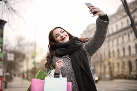 年轻女子拿着购物袋在城市街道上微笑自拍