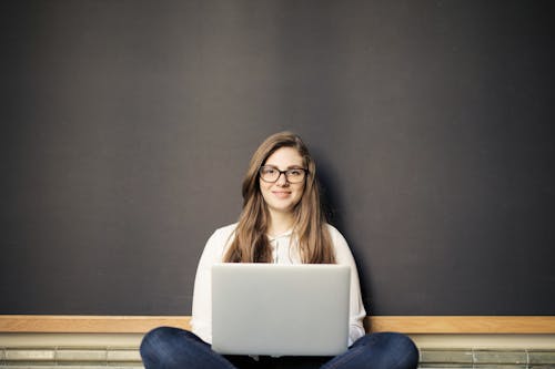 Mulher Sorrindo Enquanto Usa Um Laptop