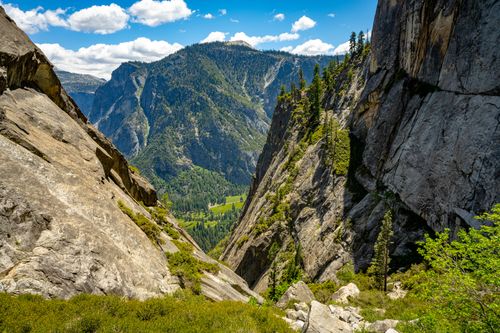 Free Stunning view from Yosemite National Park showcasing dramatic cliffs and lush valleys under a clear sky. Stock Photo