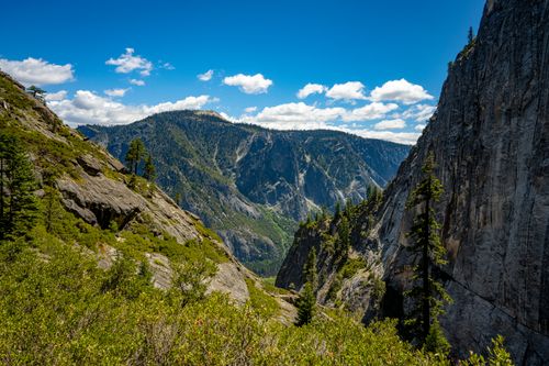 Free Majestic cliffs and lush greenery under a clear blue sky in Yosemite National Park, California. Stock Photo