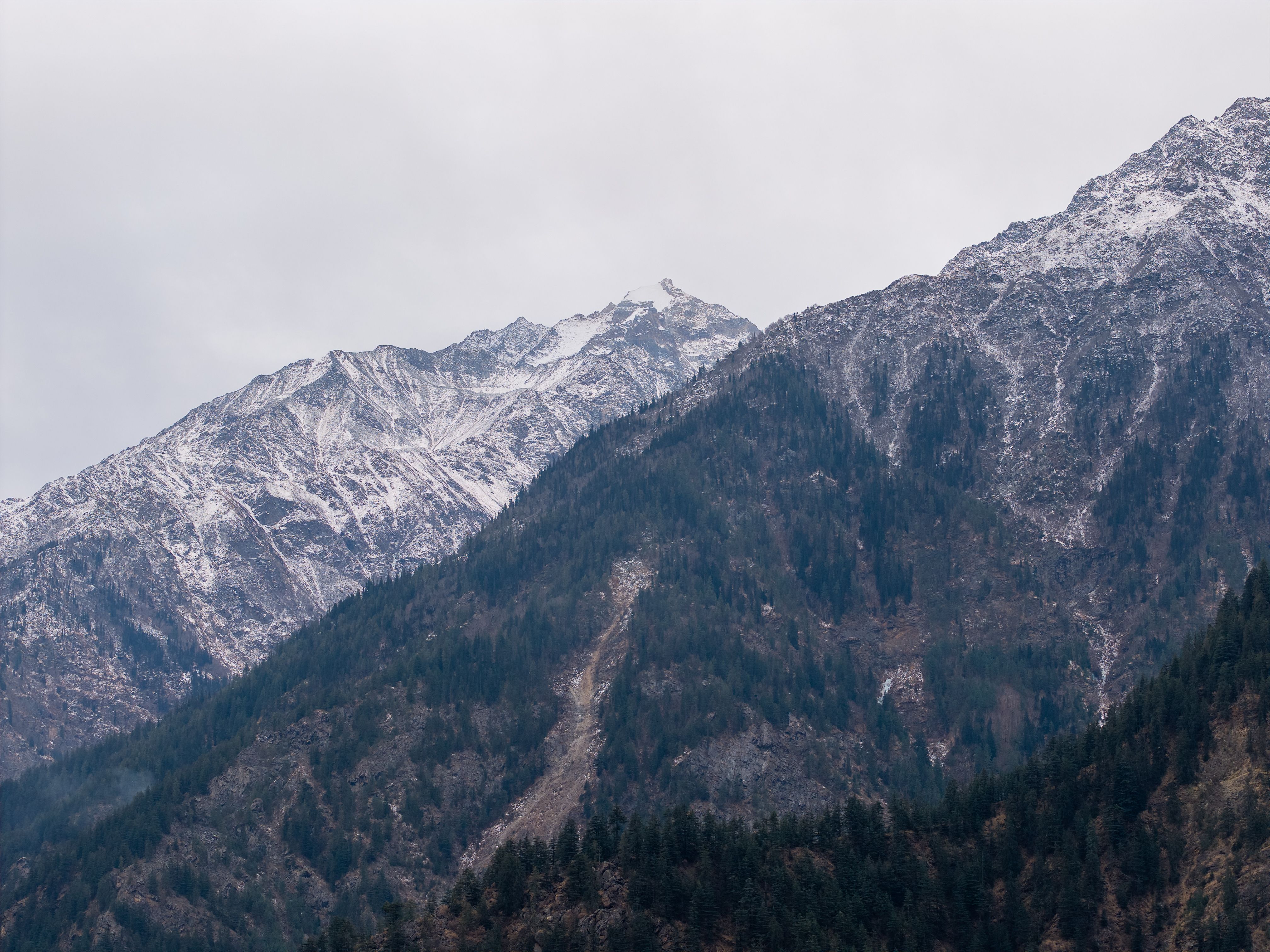 A stunning view of snow-capped mountains in Marango Rangarik, Himachal Pradesh, India.
