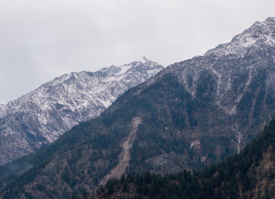 A stunning view of snow-capped mountains in Marango Rangarik, Himachal Pradesh, India.