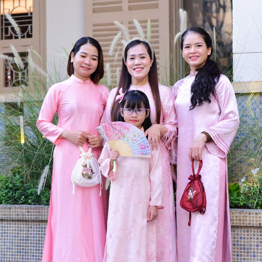 Gia Đình Áo Dài góc 2