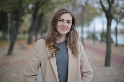 Femme, Dans, Manteau Brun, Sourire