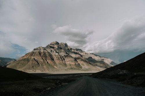 Free A stunning mountain landscape with dramatic cloud formations, ideal for travel and nature themes. Stock Photo
