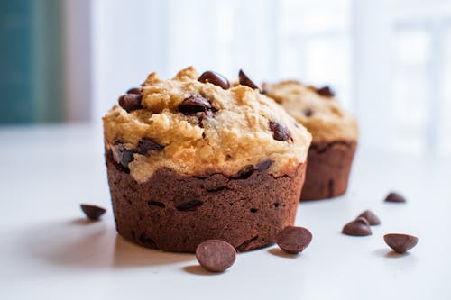 Cupcake Marrón Con Chocolate En Plato De Cerámica Blanca