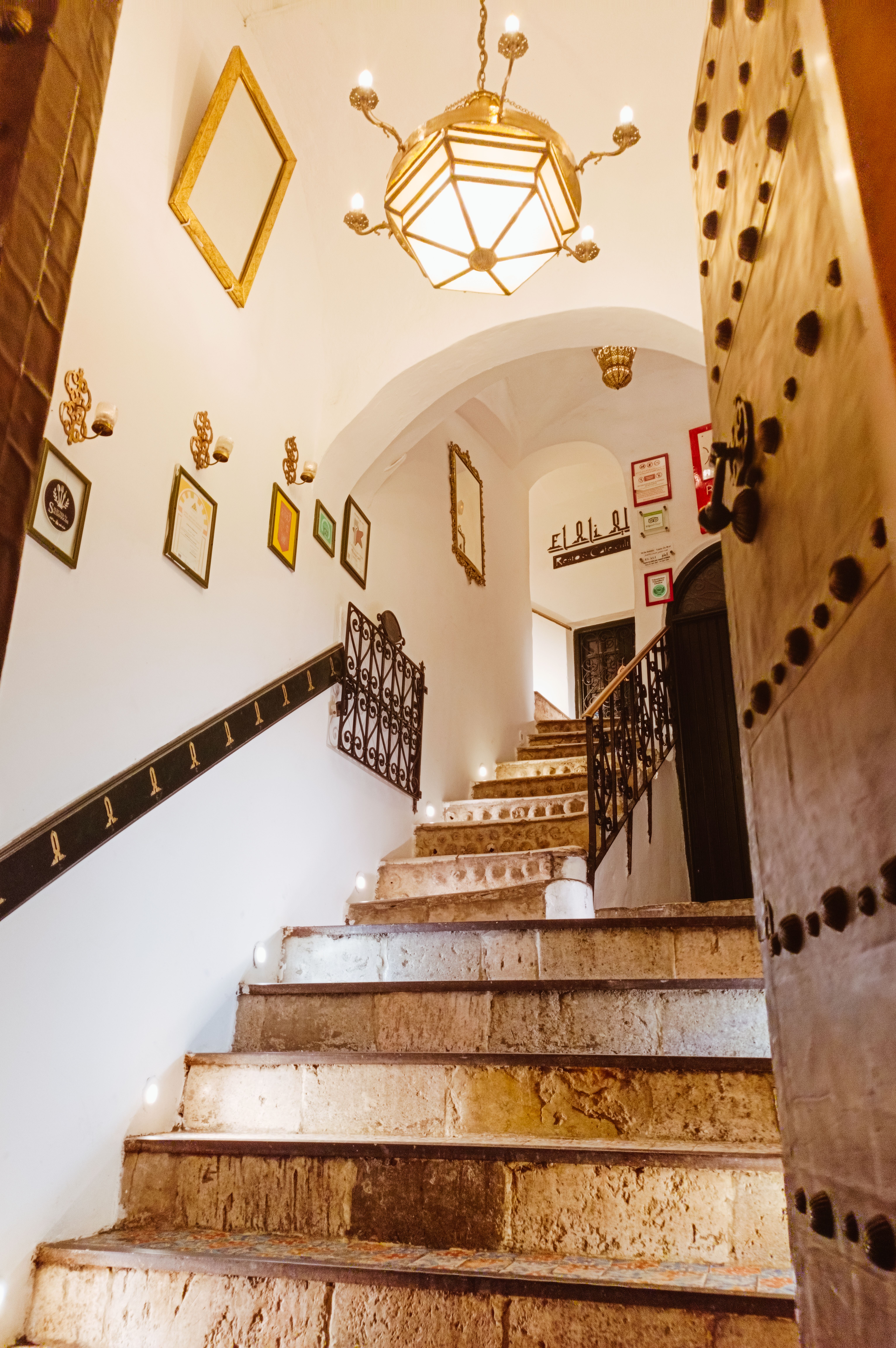 Fotomural Una preciosa escalera interior con iluminación cálida y decoración artística en las paredes.