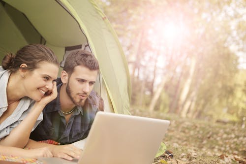 Pareja, Acostado, En, Tienda, Utilizar, Computadora Portátil