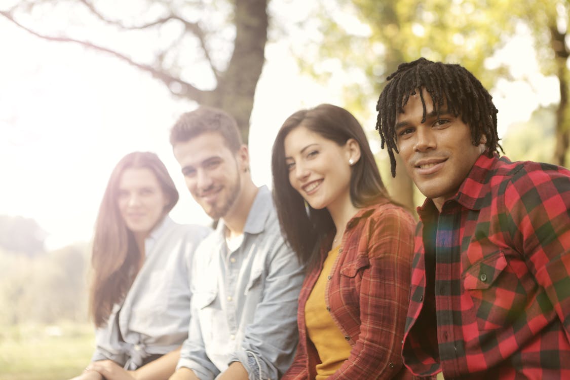 Foto De Cuatro Personas Sonriendo · Foto de stock gratuita Foto De Cuatro Personas Sonriendo · Foto de stock gratuita