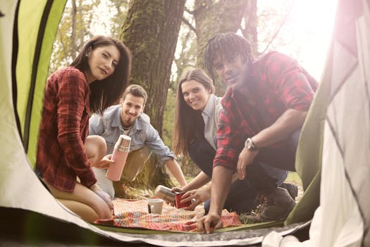 一群快乐的朋友在森林露营地一起放松，分享微笑和饮料