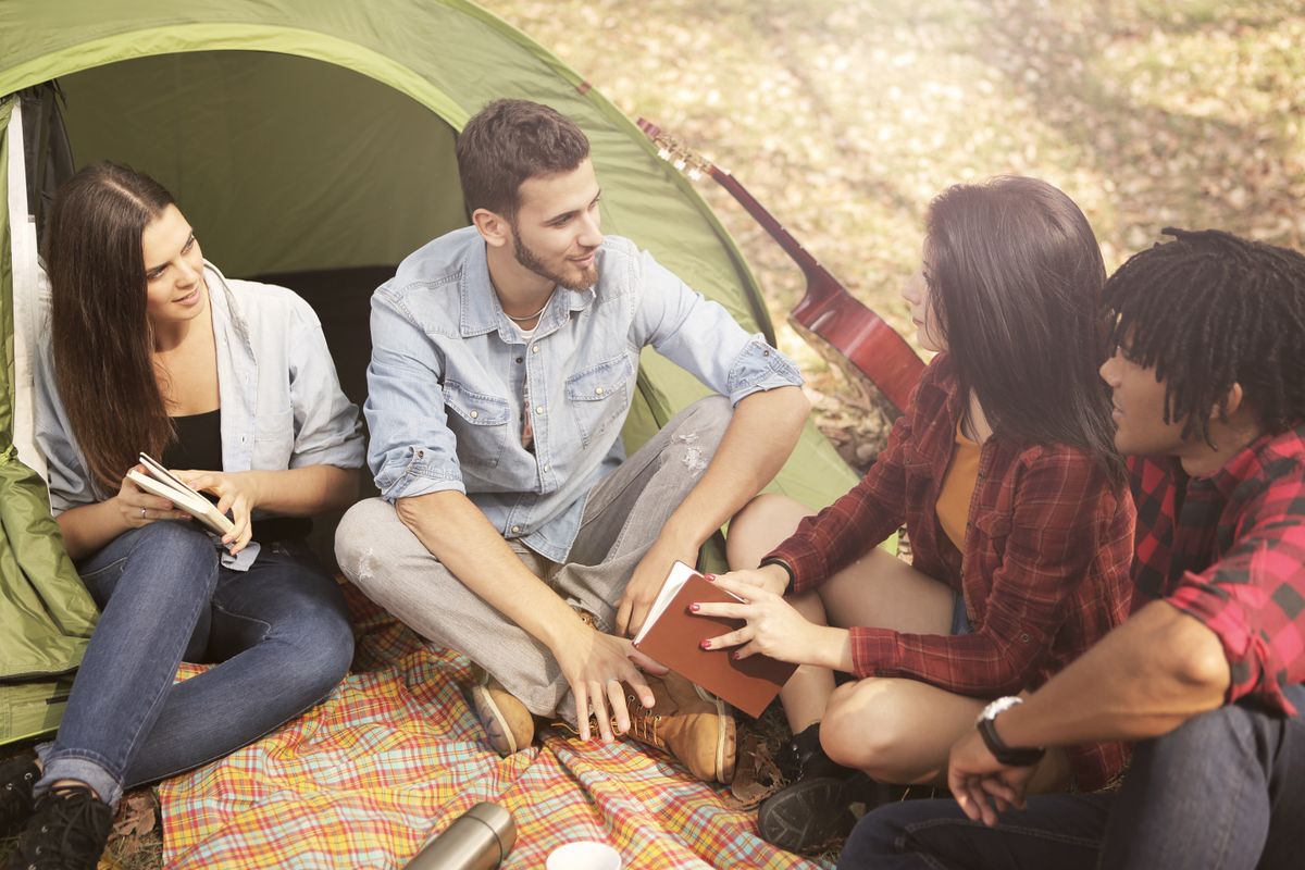 Coordinador acompañando a un grupo de jóvenes