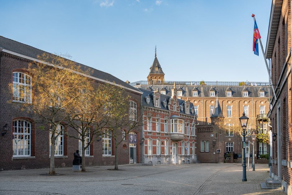 Heldere kaarsenkandelaars in eclectische woonkamer Heldere kaarsenkandelaars in eclectische woonkamer