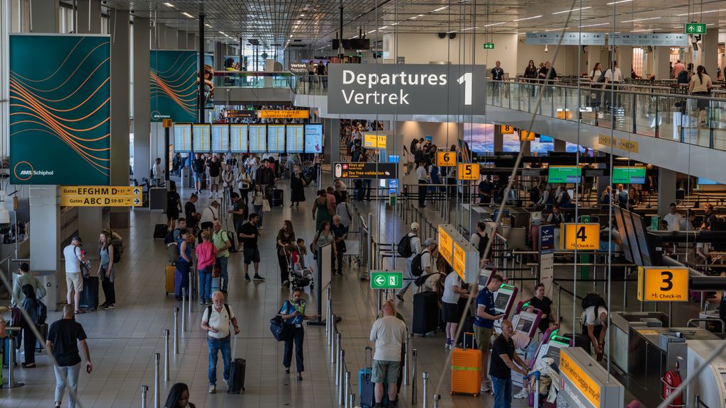 Le hall des départs animé d un aéroport