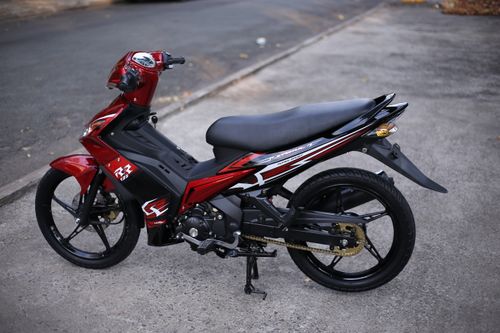 Free Red sporty motorcycle parked on a city pavement, showcasing modern design and style. Stock Photo