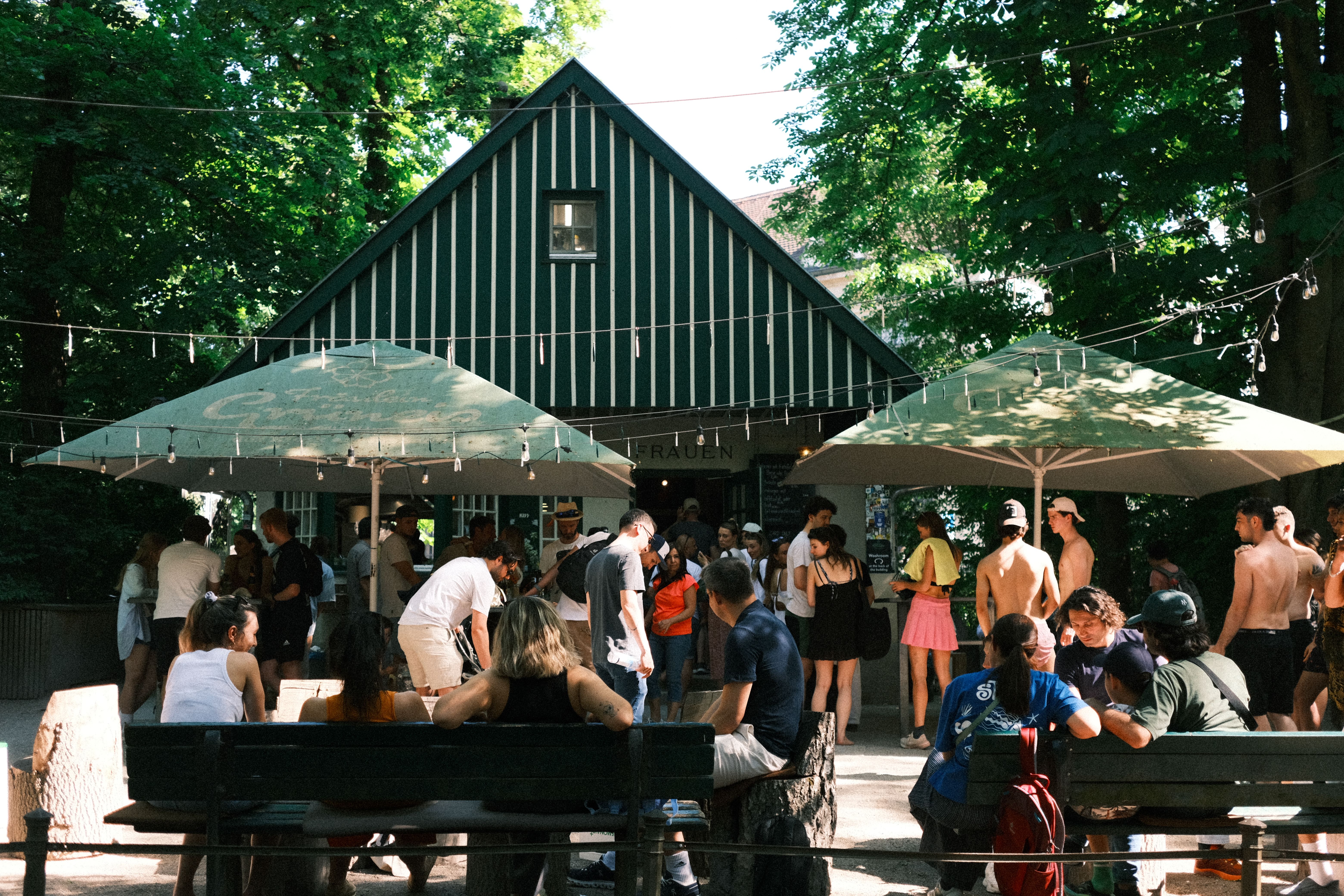 München legjobb sörkertjei az Oktoberfesten kívül – Chinesischer Turm beer garden Munich