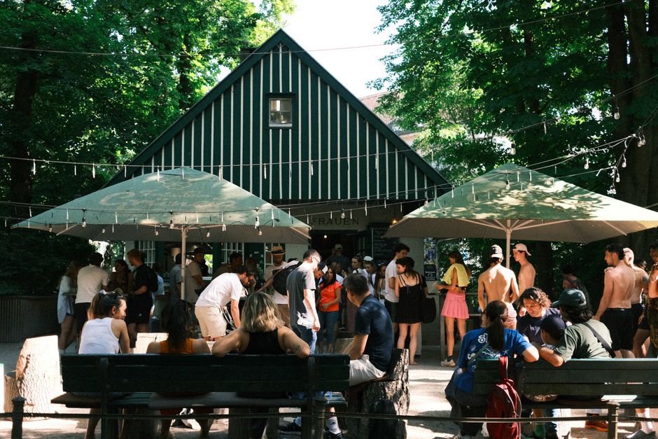 München legjobb sörkertjei az Oktoberfesten kívül – Chinesischer Turm beer garden Munich