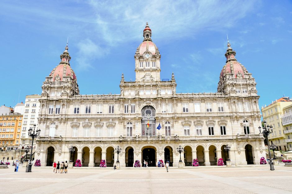 Elegante arquitectura del Ayuntamiento de A Coruña en la Plaza de María Pita, España, en un día soleado.