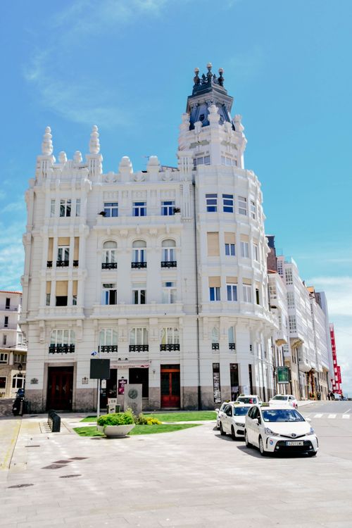 Free A stunning historic white building under a clear blue sky, showcasing classic architecture in an urban setting. Stock Photo