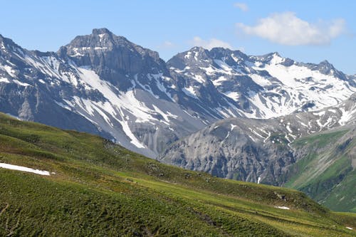 Gratis arkivbilde med blå himmel, eng, fjell