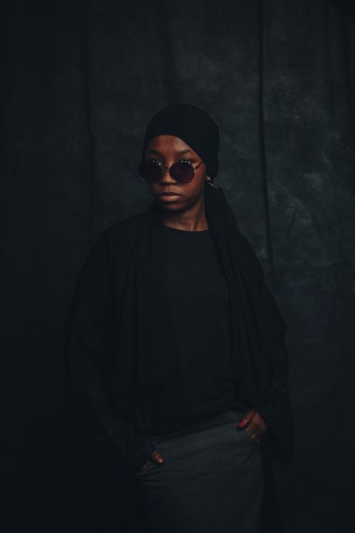 Free A stylish portrait of a woman in traditional Nigerian attire and sunglasses, exuding confidence. Stock Photo