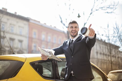 Homme En Veste De Costume Noir En Se Tenant Près De La Voiture