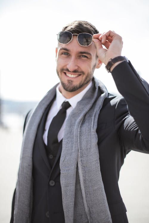 Homem De Jaqueta Preta E óculos De Sol Pretos Sorrindo