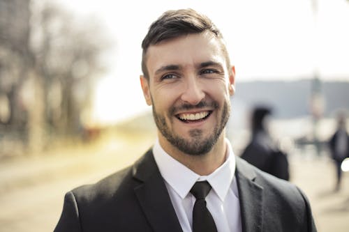 Homme En Costume Noir Souriant