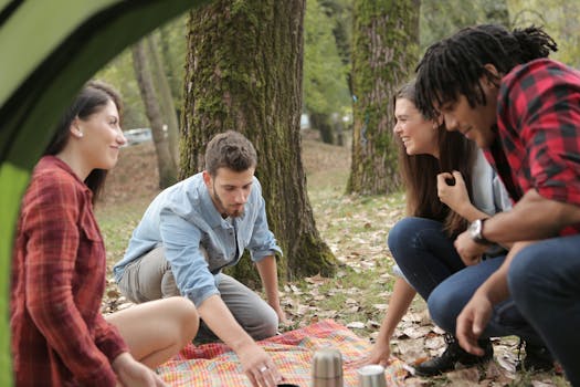 一群朋友在风景秀丽的公园里欢快地野餐，享受着自然与友谊