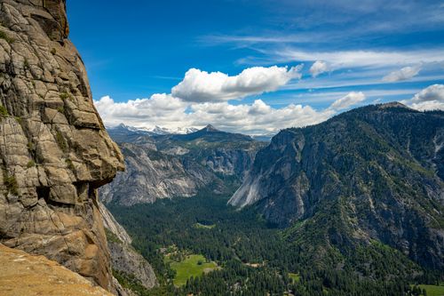 Free Experience the stunning beauty of Yosemite Valley's towering granite cliffs and lush valleys under a vibrant blue sky. Stock Photo