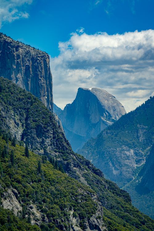 Free Breathtaking view of mountains at Yosemite National Park under a bright blue sky. Perfect for nature and travel themes. Stock Photo
