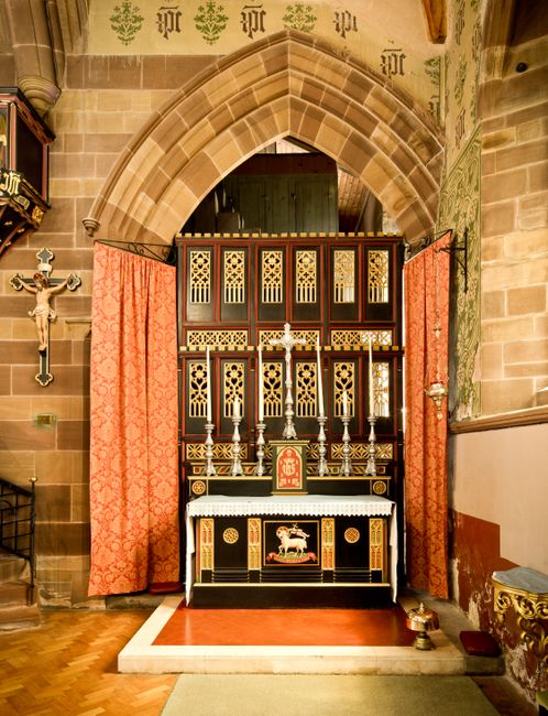 Fotomural Altar intrincadamente decorado dentro de una iglesia inglesa, con arquitectura gótica y ricos detalles.