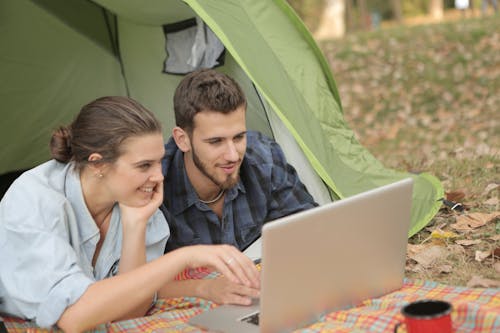 Pria Dan Wanita Yang Positif Menggunakan Laptop Bersama