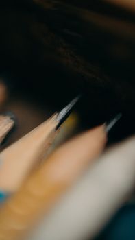 宏观视角下，削尖铅笔笔尖紧密排列的特写视图，捕捉了细节与纹理