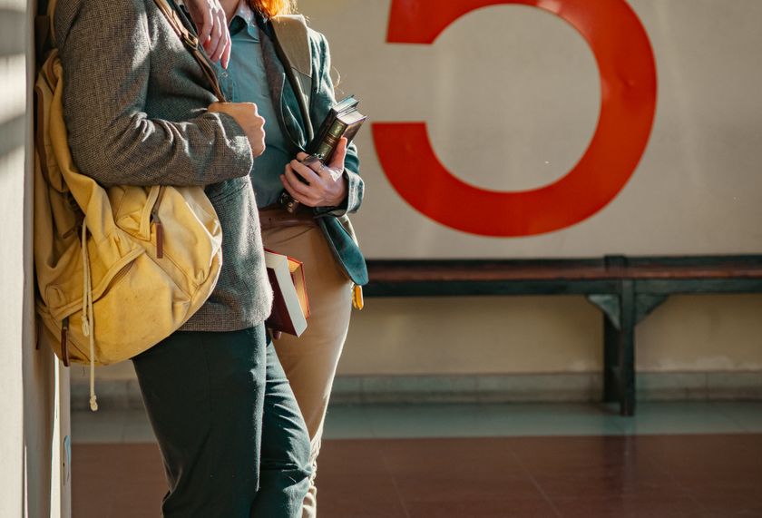 Online dating: starting a conversation on a niche platform