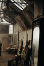 迷人的复古艺术工作室里，室内绘画、家具和一面反映创造力的大镜子相映成趣