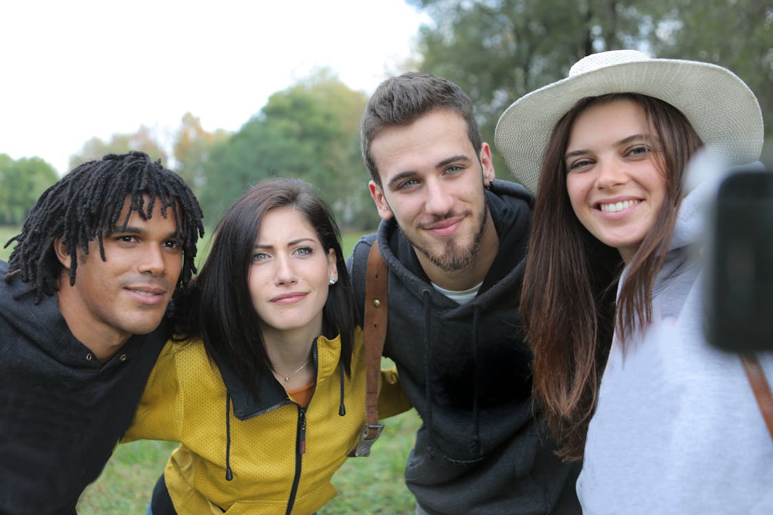 Foto De Personas Sonriendo · Foto de stock gratuita Foto De Personas Sonriendo · Foto de stock gratuita